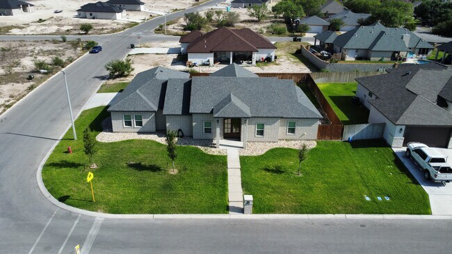 Building Photo - 400 Pitaya Ln