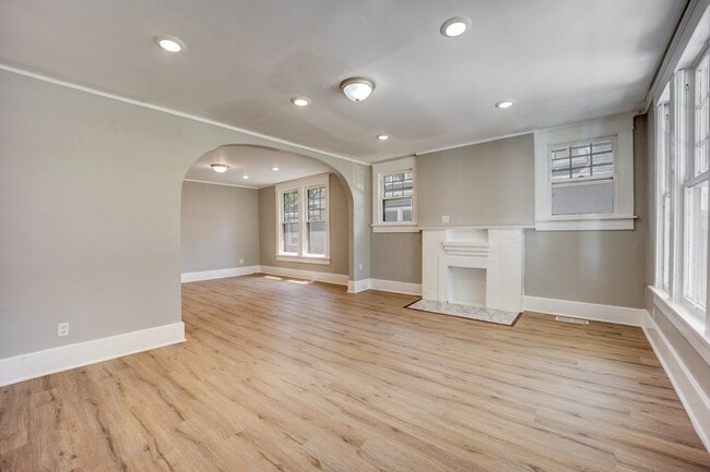 Building Photo - 508 N May Ave