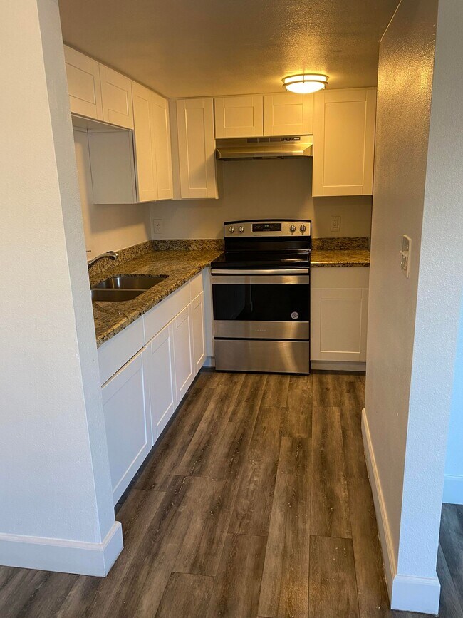 Building Photo - Canyon Greens