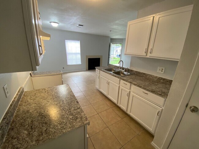 Building Photo - Spacious 2BR/1BA- Home Available Now!