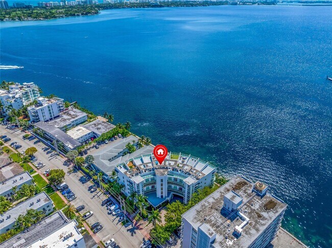 Building Photo - 2000 Bay Dr