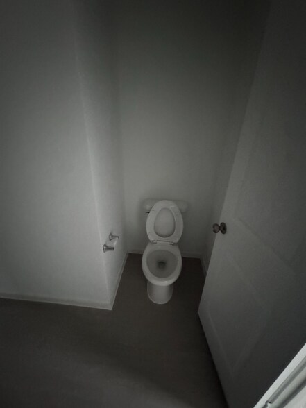 Building Photo - 7116 Waterford Crk Ct