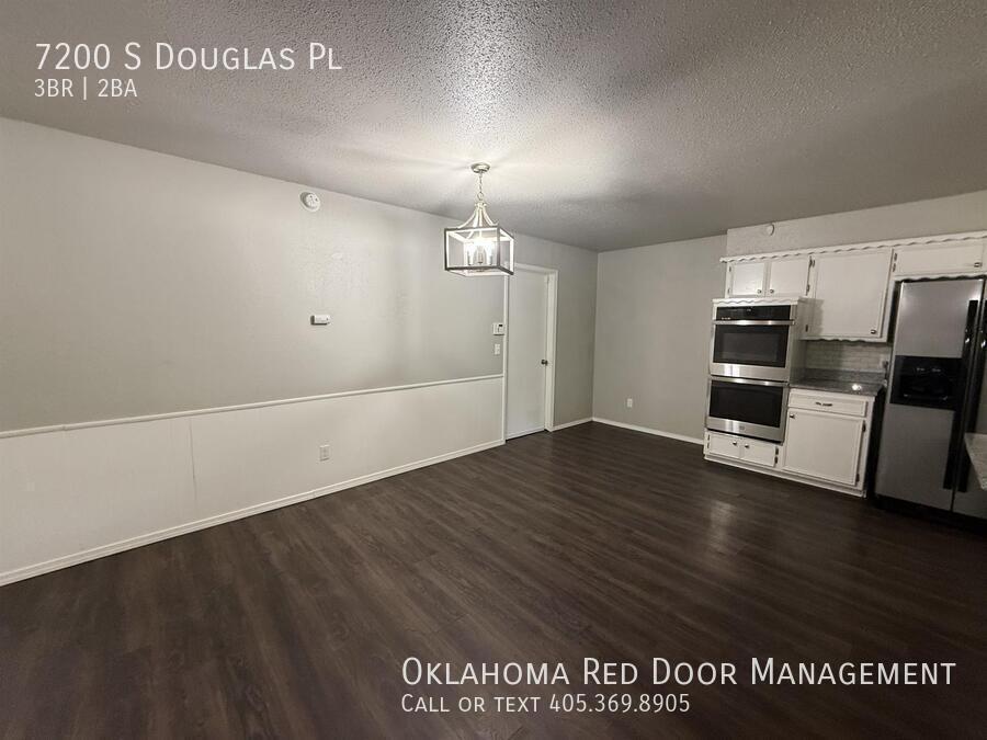 Building Photo - 7200 S Douglas Pl