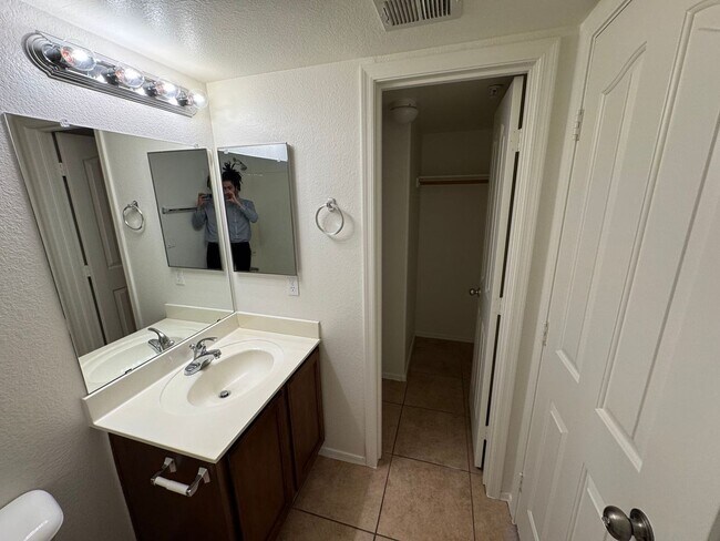 Building Photo - 4 Bedroom - 3.5 Bath Townhome in Gilbert