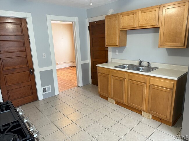 Building Photo - 812-814 Spencer St