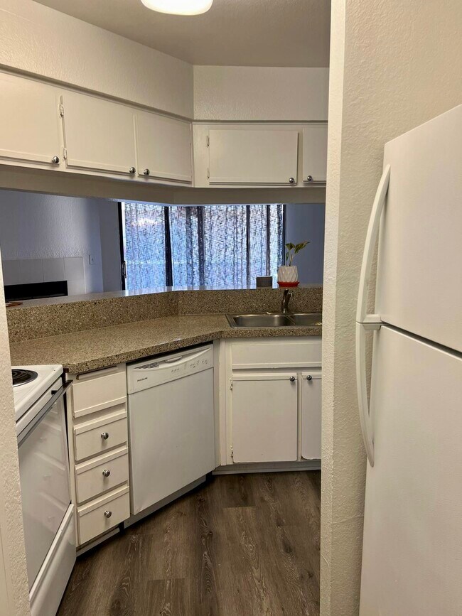 Building Photo - 10655 Lemon Ave