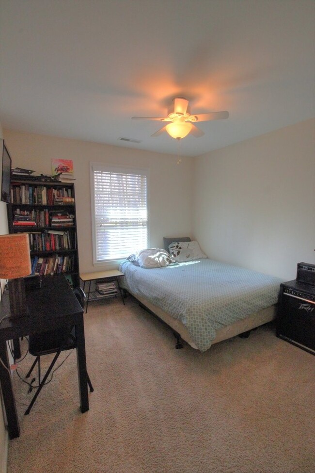 Building Photo - Beautiful 3 Bedroom/ 2.5 Bath Townhome in ...