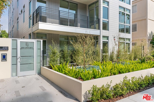Building Photo - 250 N Crescent Dr