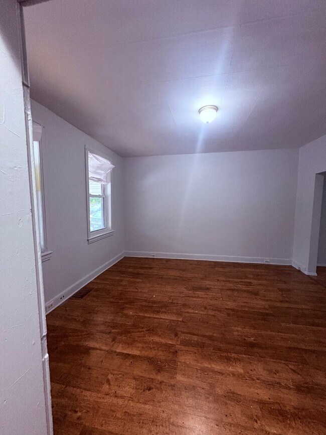 Building Photo - Section 8 Allowed-4 Bedroom 1 Bath House, Garage, Fenced Yard-York City SD