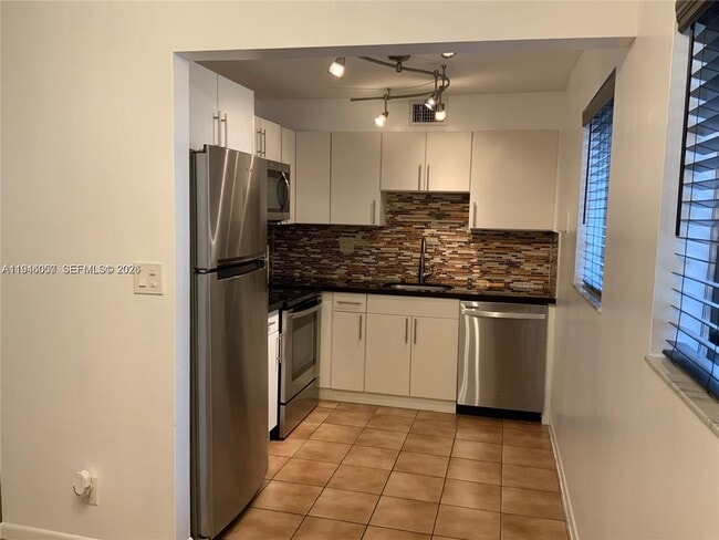 Building Photo - 9920 NW 68th Pl