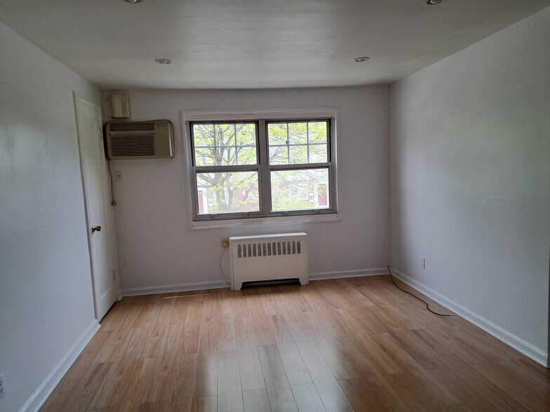 Building Photo - 148 Vanderburgh Ave