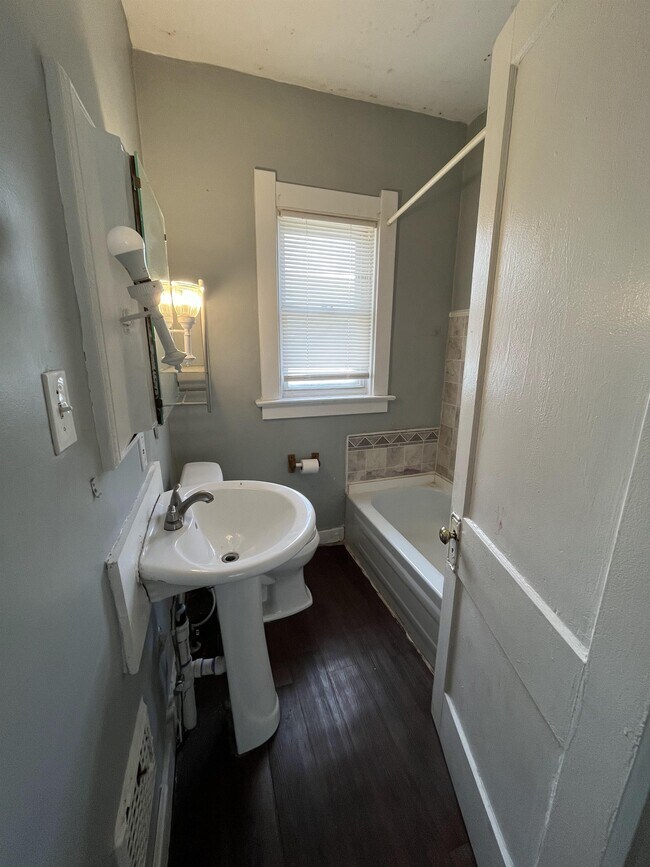 Building Photo - 1942 Barrows St