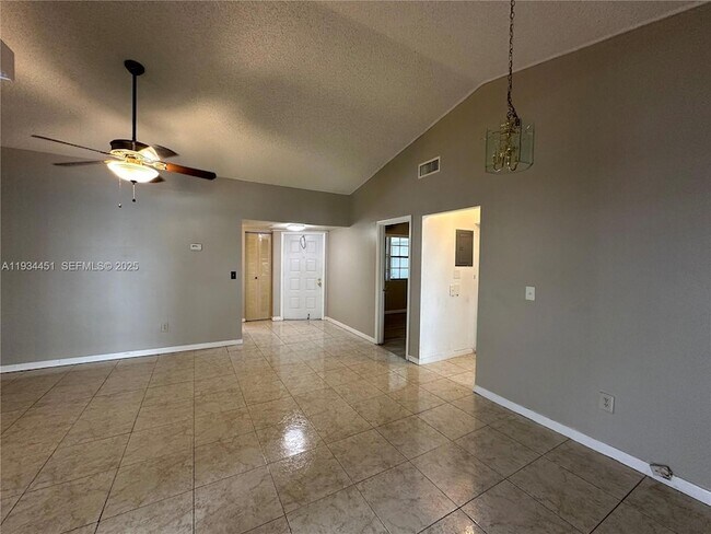 Building Photo - 1024 S Independence Dr