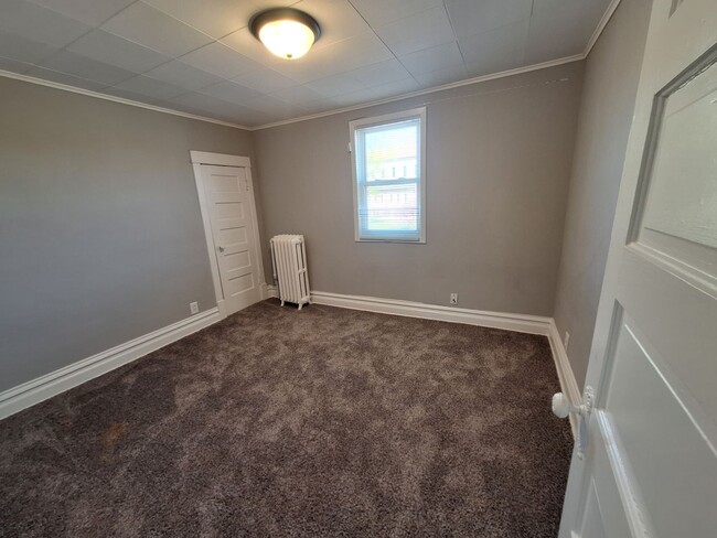 Building Photo - AVAILABLE June 2025 - 3 Bedroom, 1 Bath in...