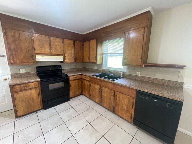 Building Photo - Dublin, 3 BR / 1 BA Available 11/17