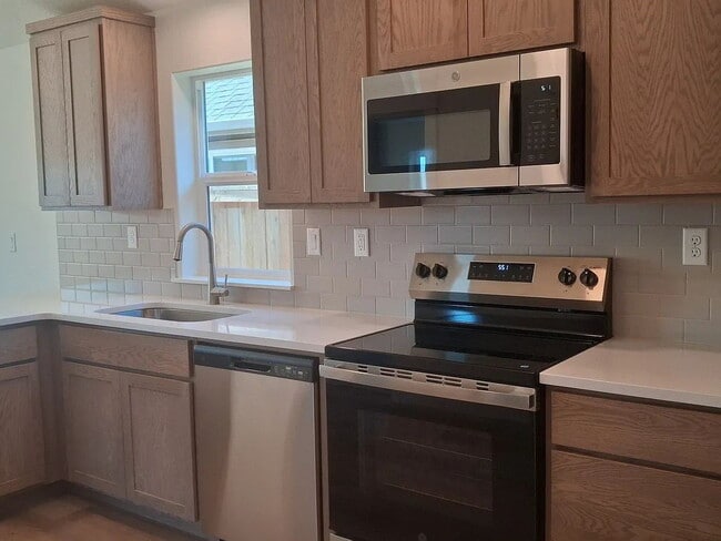 Building Photo - "Charming 3-Bed, 2-Bath Retreat in OR with Cozy 1058 Sq Ft of Comfort!"