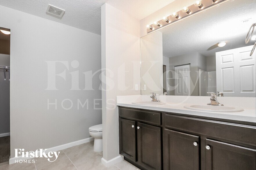 Building Photo - 623 SW Homeland Rd