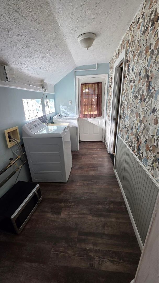 Building Photo - 3 bedroom 1 bathroom Olmstead Falls! EDEN/SECTION 8 welcomed