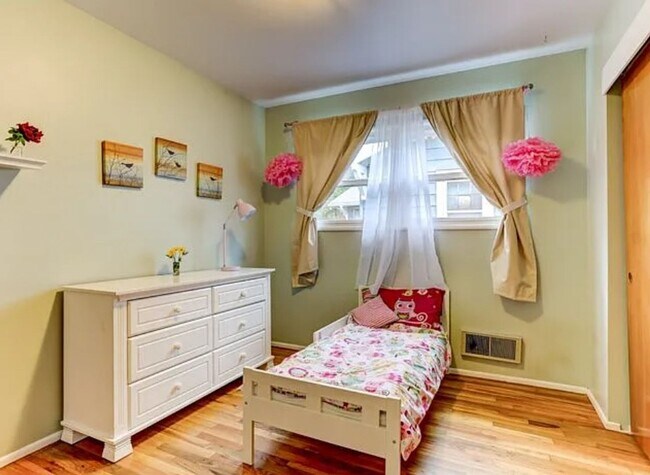 Building Photo - Arbor Lodge Bungalow with Hardwoods, Attac...