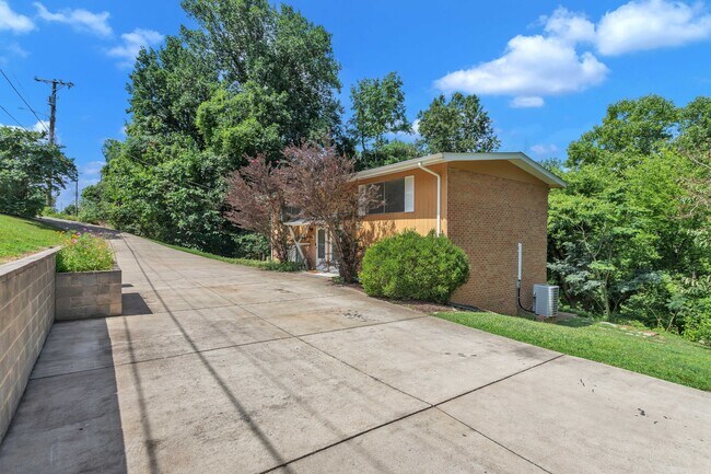 Building Photo - 622 Ermac Dr