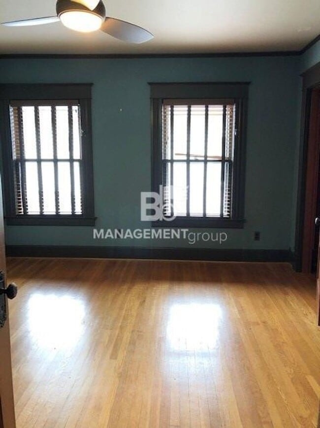 Building Photo - Close-In NE Portland Victorian Offers  Perfect Blend of  Old Charm with Newer Amenities. Lush Pri...