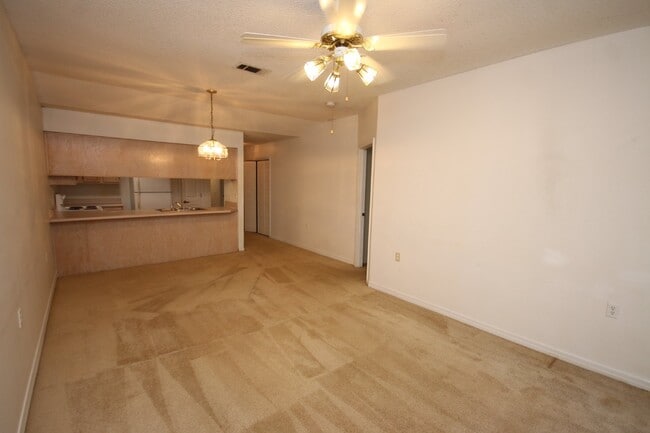 Building Photo - Northeast Pensacola 3/2 attached home for ...
