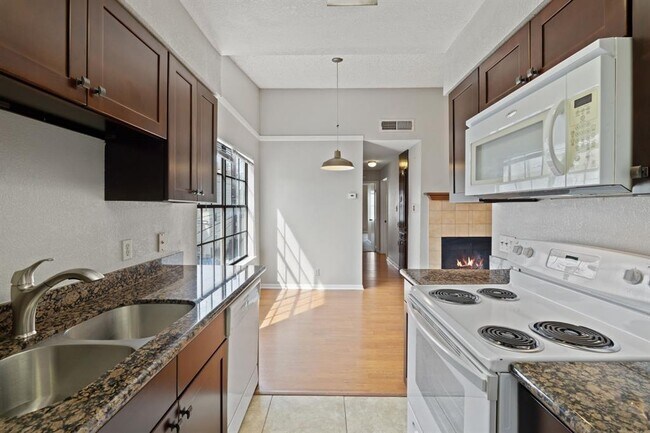 Building Photo - 203 E 31st St