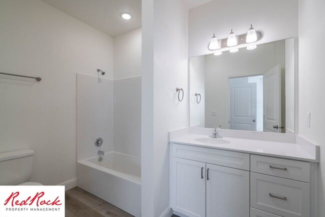 Building Photo - Spacious 3 Bedroom Unit in Desert Color Wi...