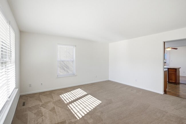 Building Photo - 2413 Northampton Dr