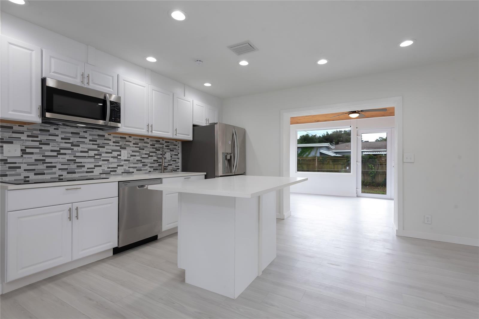 Building Photo - 713 SW 4th Ct