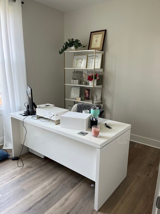 ACTUAL UNIT! - 192 Chestnut Cir