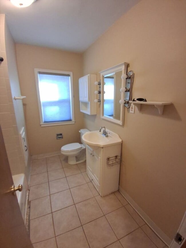 Building Photo - Renovated 3BR, 1 Bath Duplex!! Available E...