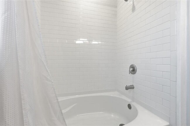 Building Photo - 10412 Parkwood Dr