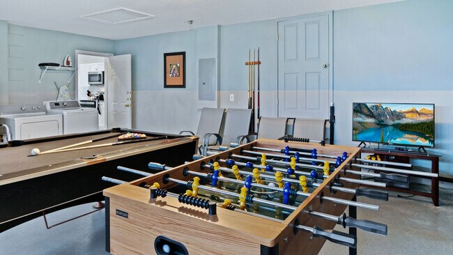Building Photo - 8159 Fan Palm Way