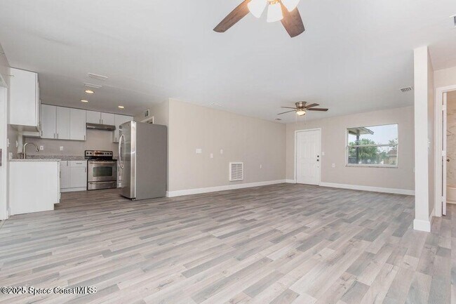 Building Photo - 1744 Valencia Ave
