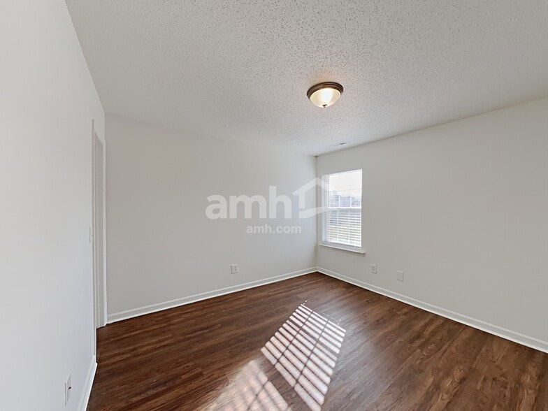 Building Photo - 8017 Wesley Farm Dr