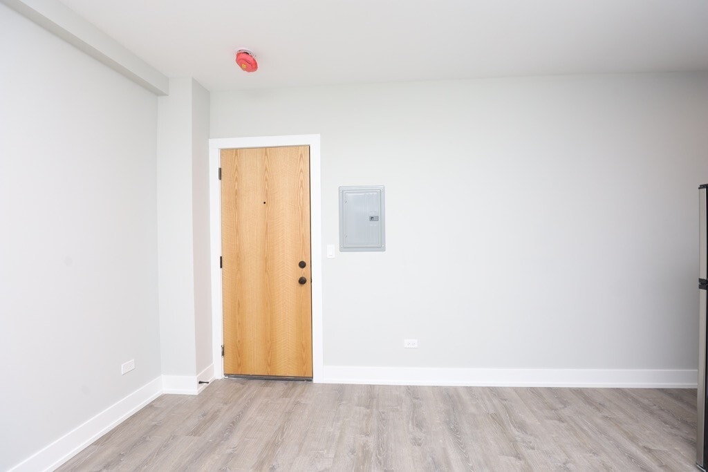 Building Photo - 510 W Belmont Ave