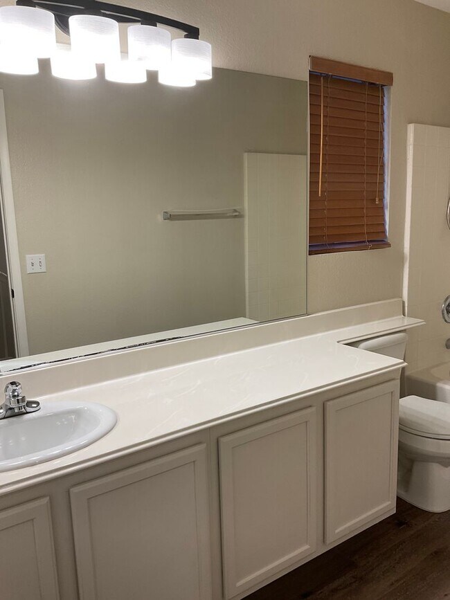 Building Photo - Great 1 home, 3brs, 2bth, 2cg