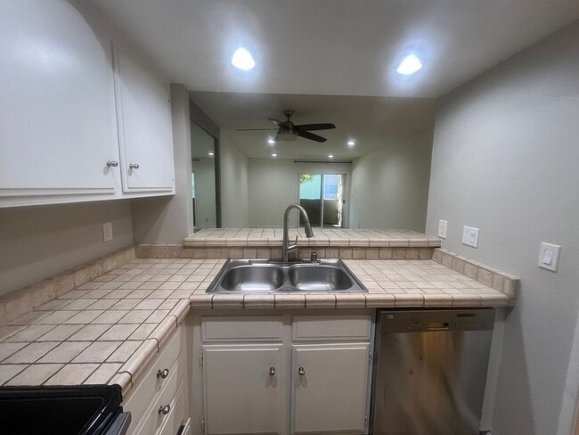 Building Photo - Lovely 1 Bedroom 1 Bath apartment in Anaheim!