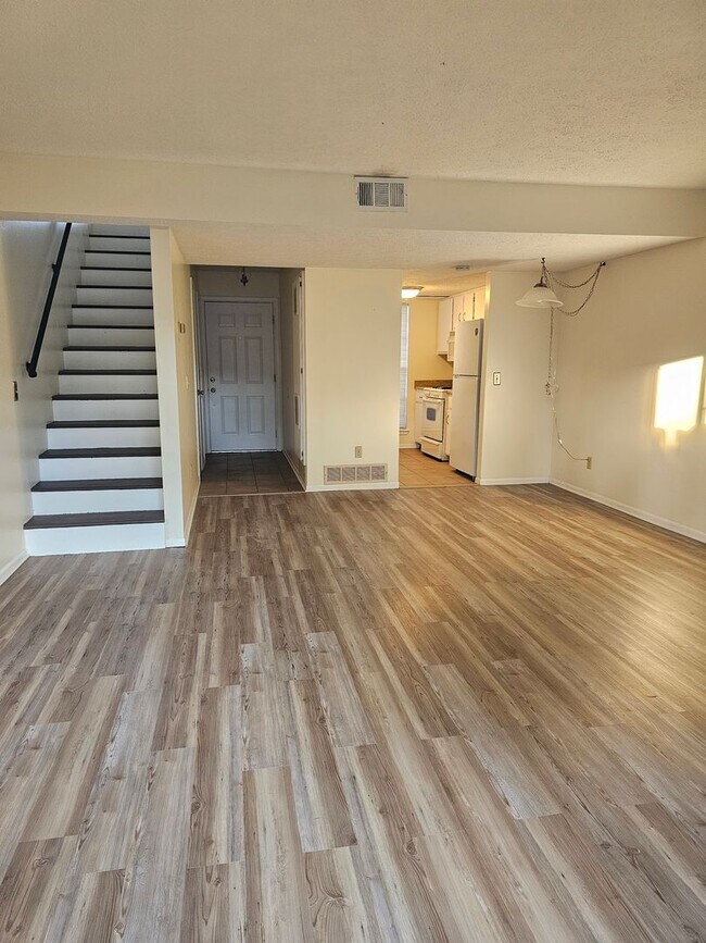 Building Photo - Townhome