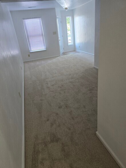 Building Photo - 2024 Elmhurst Ln