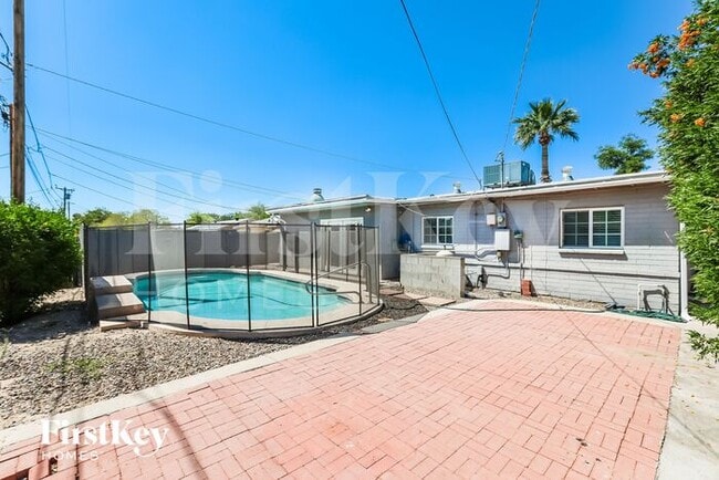 Building Photo - 205 E Orchid Ln