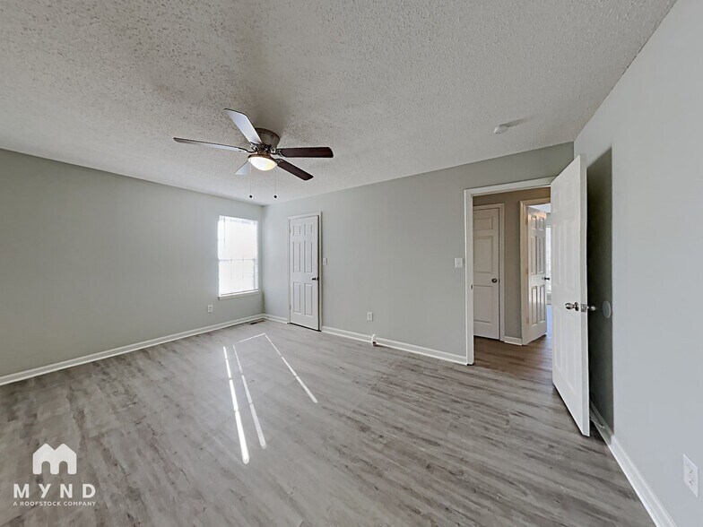 Building Photo - 2708 Laburnum Dr