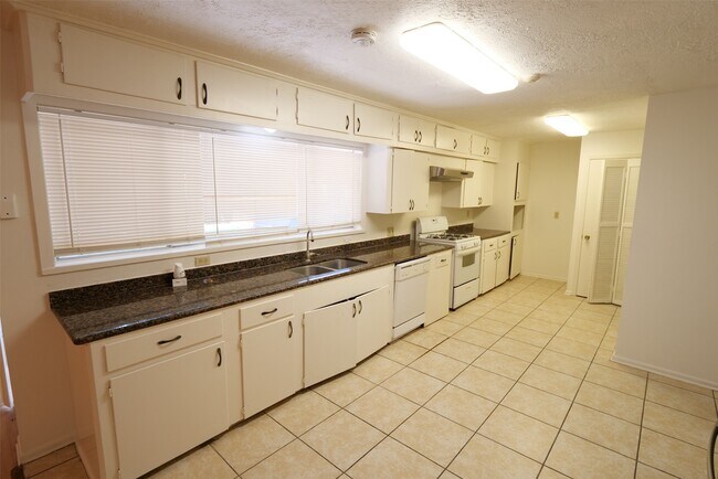 Building Photo - 5231 Beechnut St