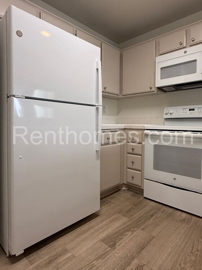 Building Photo - 2425 Cranston Dr