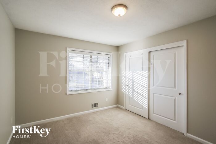 Building Photo - 61 Vanya Ln SE