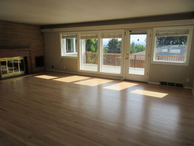 Building Photo - Mid-Century Four Bedroom in Candalaria