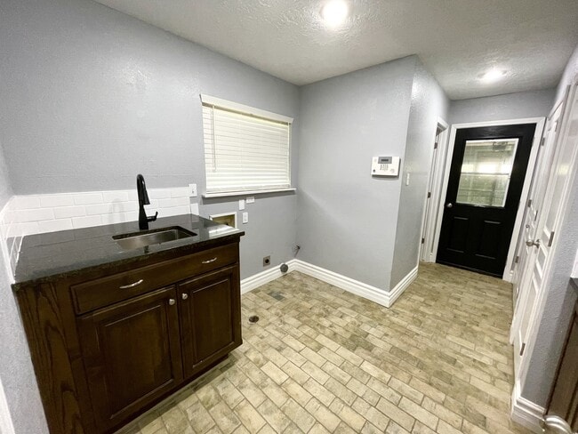 Building Photo - 1365 Wisteria St