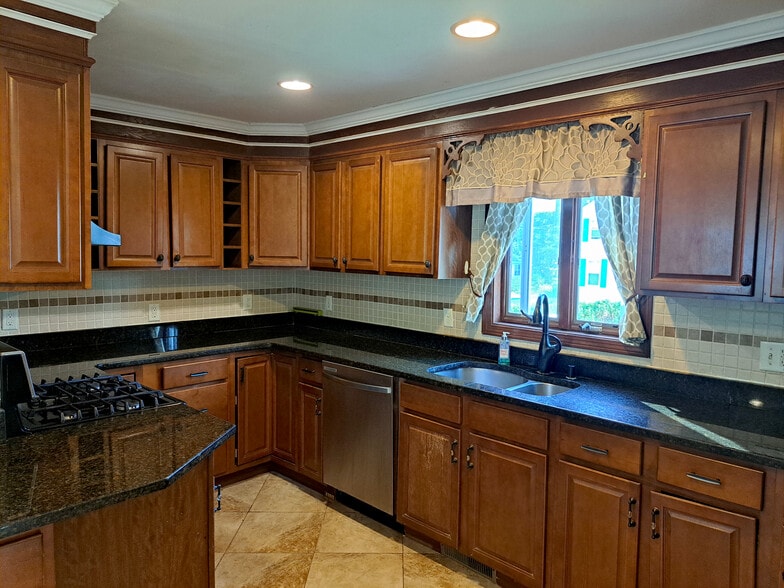 Building Photo - 158 Baker St