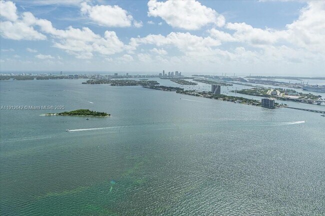 Building Photo - 700 NE 24th St